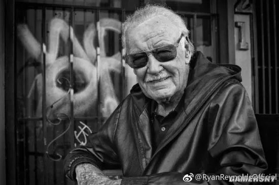 《死侍2：我爱我家》斯坦李彩蛋海报公布 “贱贱”演员晒合影缅怀