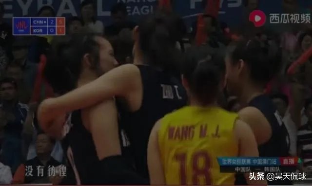 ZhuPerb！拿出结婚证给朱婷签名的暖心，球迷为朱婷写歌，这件事让你感动了吗？