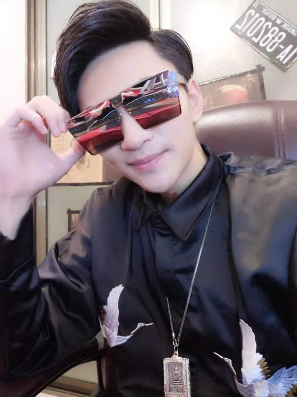 皮皮虾我们走去找一个蓝朋友是什么歌