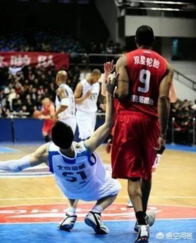 麦迪在CBA打球时，为什么吉喆会对着他摇手指羞辱？