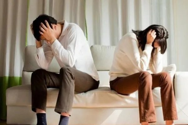 丈夫回应持刀质问躲衣柜男子一事，事情的真相究竟是什么？