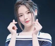 杨超越唱歌被戴干扰耳机，一秒忘歌词还跑调，她的业务水平怎么样？