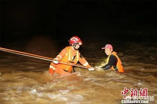十堰：三人遭洪水围困，无人机辅助救援, 你怎么看？