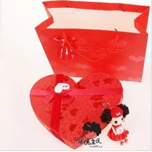 我想问一下100元左右的德芙巧克力有那些。 最好有图片。还有那个心形的德芙巧克力的包装的要多少钱呢。