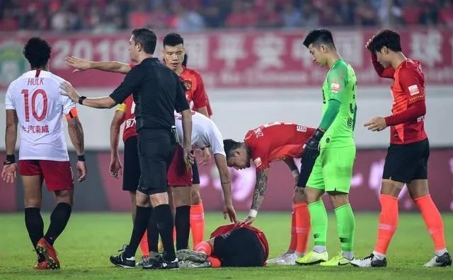 恒大2-0击败上海上港积分反超国安,上海上港此场怎么会错失这个机会?大家怎么看？