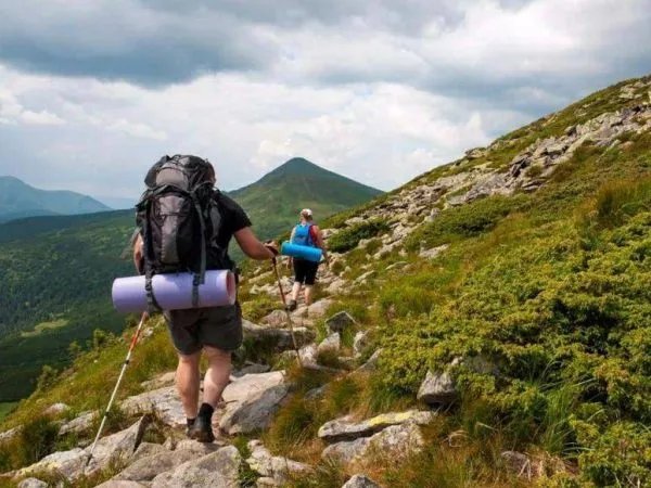 河南嵩山两名5旬游客雨后坠崖，阴雨天气攀爬大山要做好哪些防范措施？