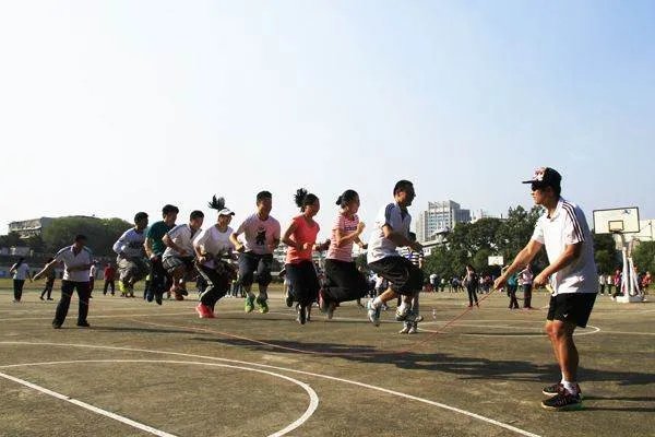 初三学生体育课跑步时猝死,体育课到底还能不能上?