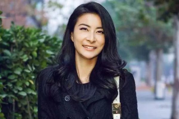 有种“合照”叫做郭晶晶,明明颜值不算高,却每次都能赢女星,你怎么看?