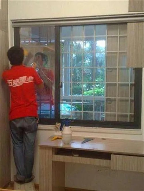 家用玻璃贴膜多少钱一平 玻璃窗膜怎么贴才不起泡
