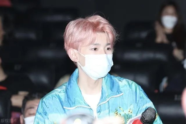 为什么张艺兴抽烟被理解，而王源抽烟就要道歉？