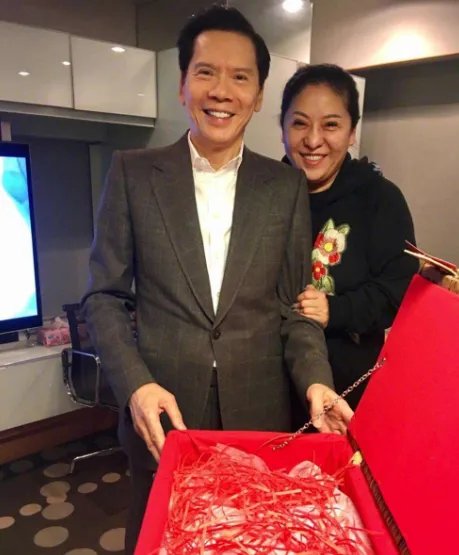 向华强让成龙下跪是真的吗