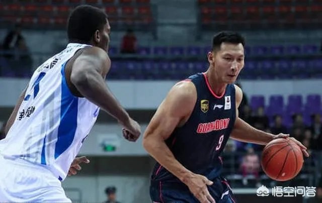 CBA季前赛，广东队与青岛队的比赛中，现场球迷为什么在第四节不断喊“上阿联”呢？
