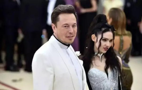 新世界首富马斯克，他的女友是如何在两天拍卖出3800万？