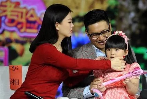 王岳伦搂腰壁咚风波后，发文表白妻子女儿，李湘为何选择了原谅？