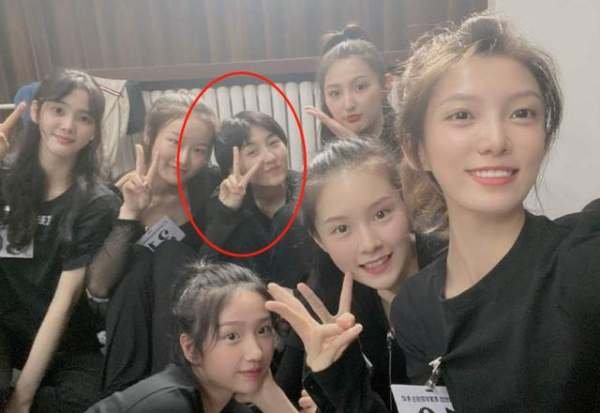 同为新生，张子枫赵今麦同学合影差距大，为什么一个不起眼一个鹤立鸡群？