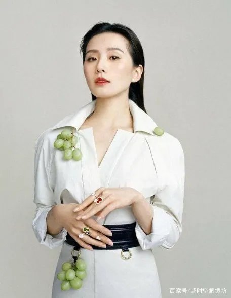 刘诗诗水果写真，黑色柔卷发搭配白衫仙气十足，温柔优雅有多精致？