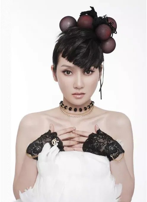 人家是公司要求假唱，她不服故意把麦拿反来对抗，自己有真本事，