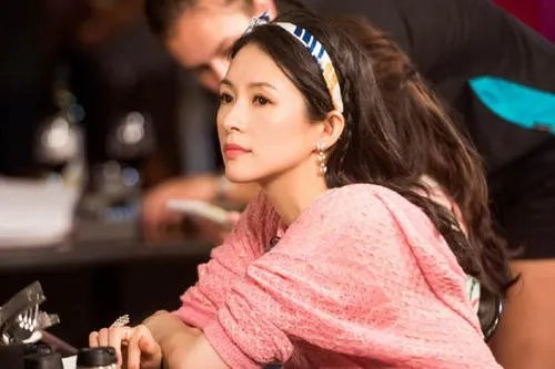 章子怡怀孕后公布消息，赵丽颖怀孕藏着掖着，为何两人会有不同选择？