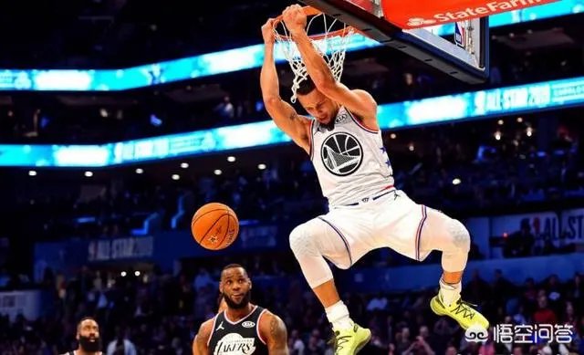 扣篮真的难，库里暴扣被吹无效，记者调侃：在裁判那库里扣篮永不会发生，你怎么看？