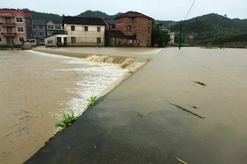 台风白鹿将登陆福建,暴雨洪水来袭怎样防止洪水涌入室内?