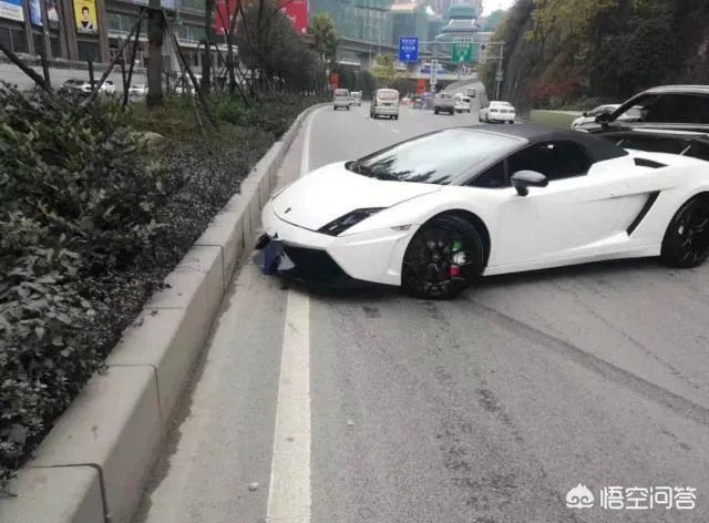 贵阳一兰博基尼漂移撞上绿化带，原因：送车途中油门踩大了, 你怎么看？