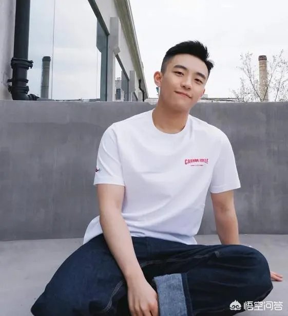 男士如何选择白色T恤？