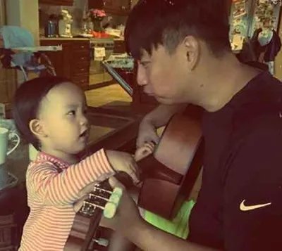 黄磊二胎女儿首曝光     明星孩子正面照吊足网友瘾