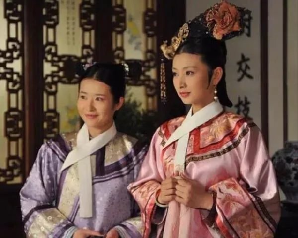 《甄嬛传》中，沈眉庄是怎么就突然爱上了温实初，还吃了甄嬛的醋？