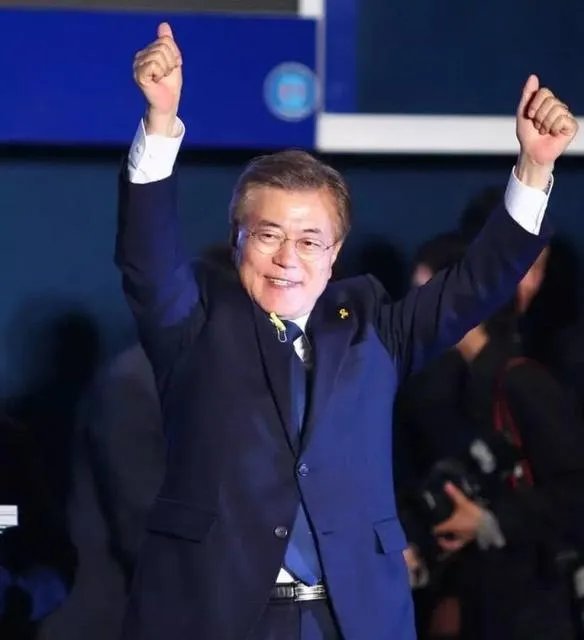 特朗普最后的退让,韩国保护费降到13亿美元,文在寅坚决说不刚到底,对此你怎么看?