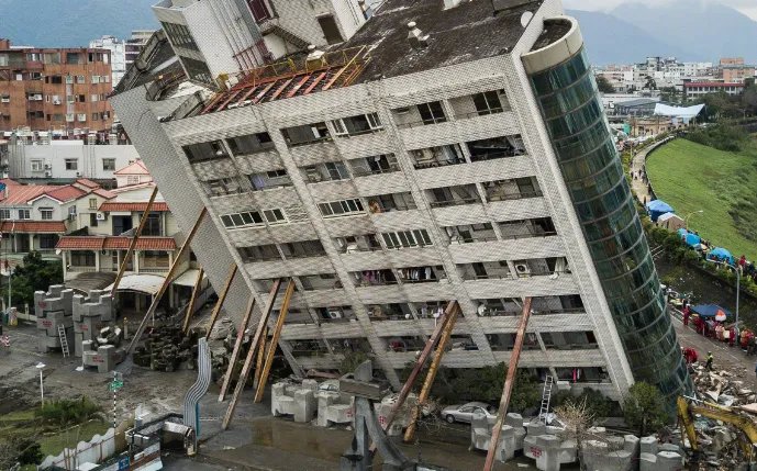 被“秒倒”的云翠大楼出现毁灭性倒塌的原因是什么？