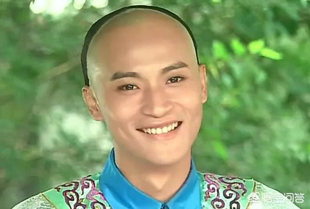 《还珠格格》的尔泰喜欢小燕子吗？