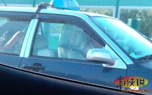 出租车内车震司机旁观全过程 盘点娱乐圈车震门