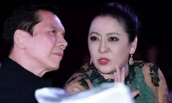 向华强让成龙下跪是真的吗