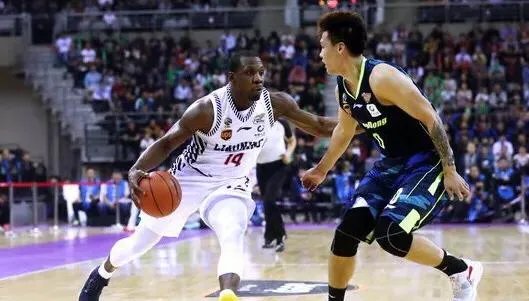 CBA半决赛目前表现最好的外援是哈德森还是劳森？