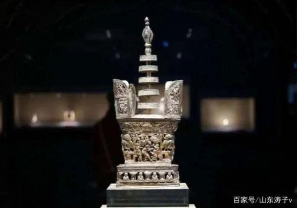 杭州的雷峰塔是谁建的？塔底地宫内有什么东西？