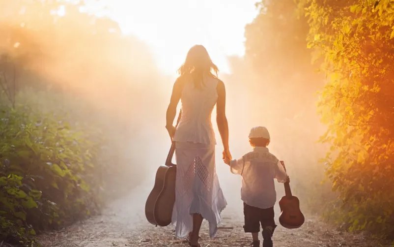 少年深夜出走想去妈妈坟上看看，作为一位母亲可以有多伟大？