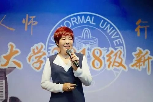 为何说著名学者于丹被北大学子轰下台，虽是偶然事件却是她的必然结局？