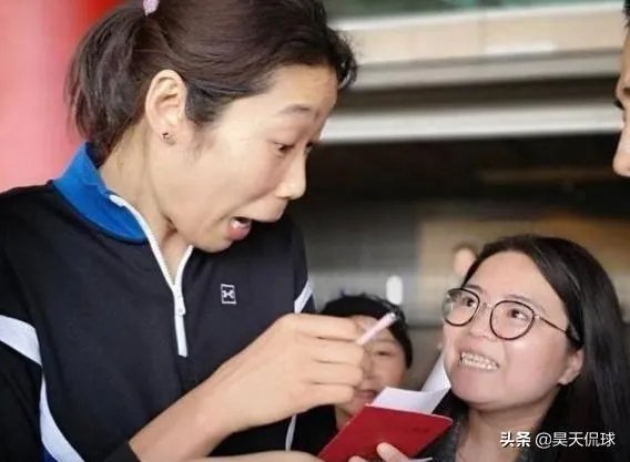 ZhuPerb！拿出结婚证给朱婷签名的暖心，球迷为朱婷写歌，这件事让你感动了吗？