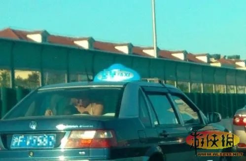 出租车内车震司机旁观全过程 盘点娱乐圈车震门