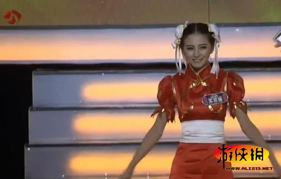 混血嫩模扮春丽一夜爆红 玩COS变成名捷径