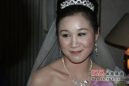 杜锋与妻子结婚照图 杜锋退役仪式名单