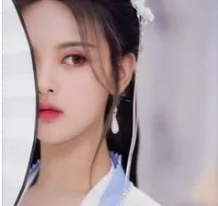 杨超越唱歌被戴干扰耳机，一秒忘歌词还跑调，她的业务水平怎么样？