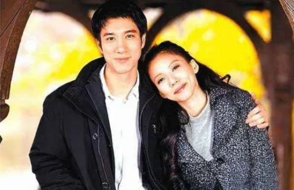 李靓蕾深夜再发文回应王力宏的文章，此事暴露了哪些信息？