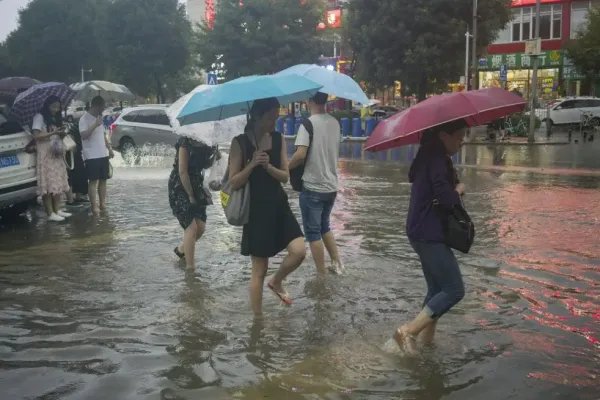 南阳等地局部遭遇大暴雨，给人们的出行带来了哪些影响？