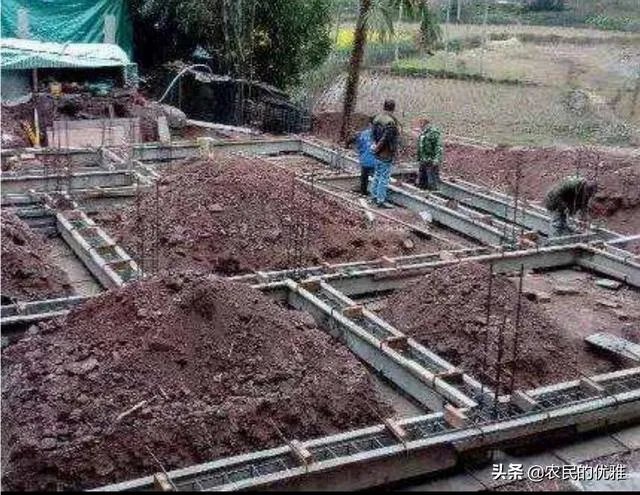 为什么农村的自建房会出现墙面裂缝、开裂、返潮的质量问题？问题出在哪？该怎么解决？