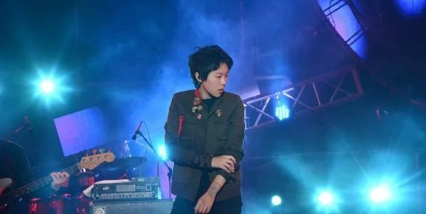 被称为音乐鬼才的窦靖童，在音乐上有些什么成就？