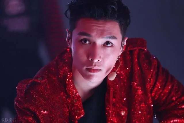 为什么张艺兴抽烟被理解，而王源抽烟就要道歉？