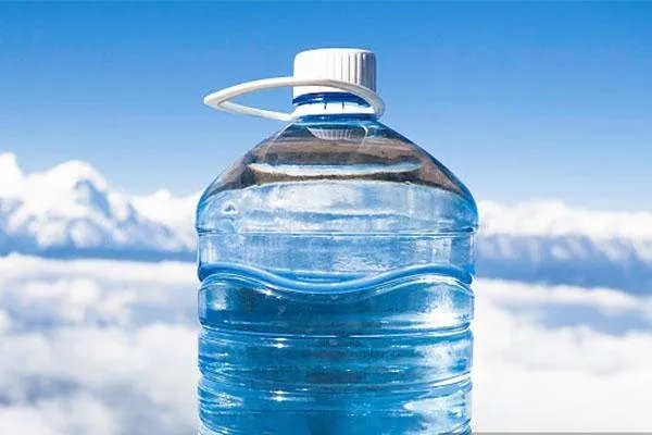 北京一处水站3.3元桶装水灌装后卖20元，如何看待此事？