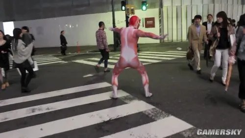 东京街头惊现猥琐“巨人” 美女被吓仓皇逃离