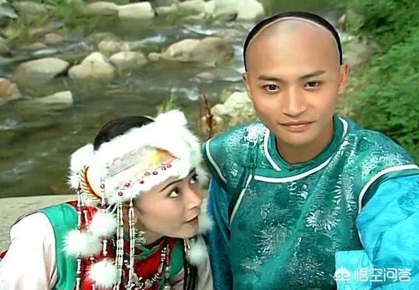 《还珠格格》的尔泰喜欢小燕子吗？